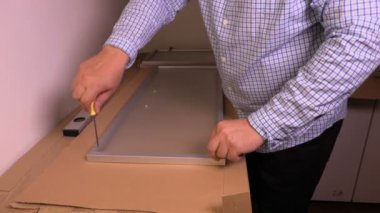 Mutfak mobilya yakınındaki tornavida ile adam