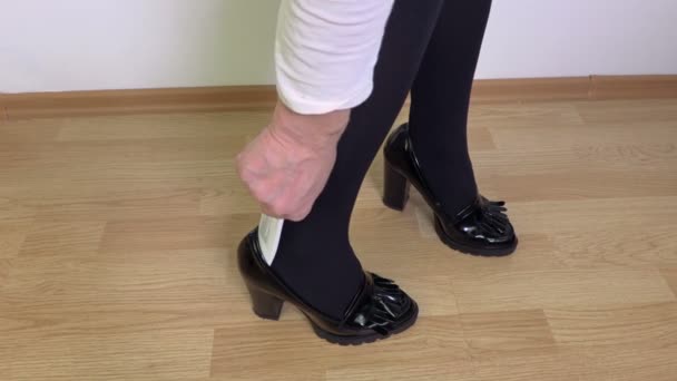 Femme portant des chaussures dans la chambre — Video