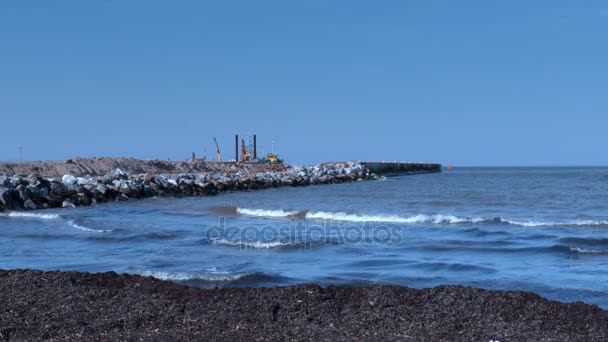 Muelle por máquinas excavadoras que trabajan en la distancia — Vídeo de stock