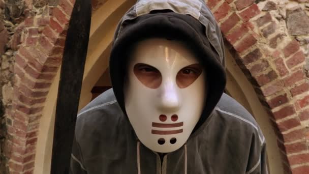 Страшный персонаж Хэллоуина смотрит в камеру — стоковое видео