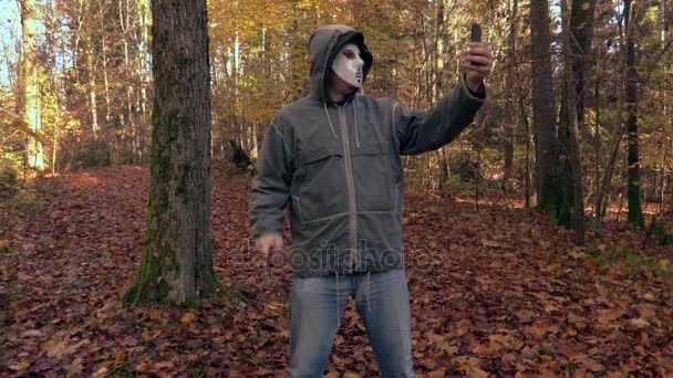 Mann Mit Gruseliger Halloween Maske Macht Selfies Telefon — Stockvideo