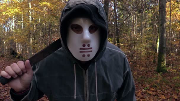 Homme Avec Masque Effrayant Halloween Regarder Dans Caméra Éloigner — Video