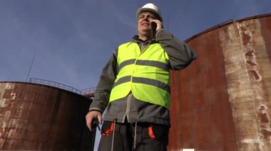 Çalışan tankları yakın telefonla konuşuyor