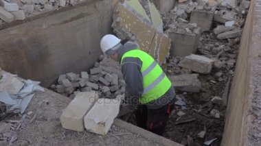 Oluşturucu tuğla Çukurun kenarında koyun.