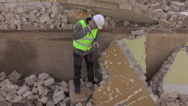 Constructor Con Palanca Las Ruinas Del Edificio — Vídeo de stock