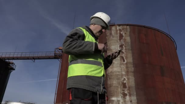 Anställd Med Tablett Nära Tankar — Stockvideo