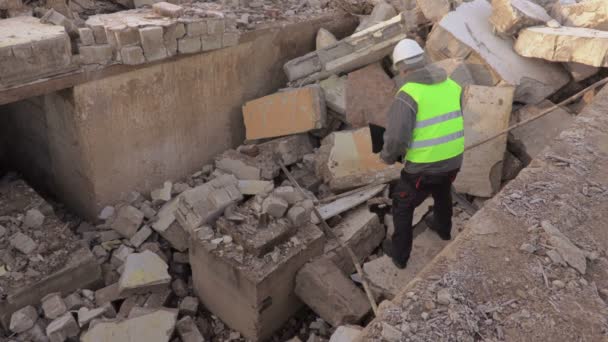 员工在损坏的房子废墟 — 图库视频影像
