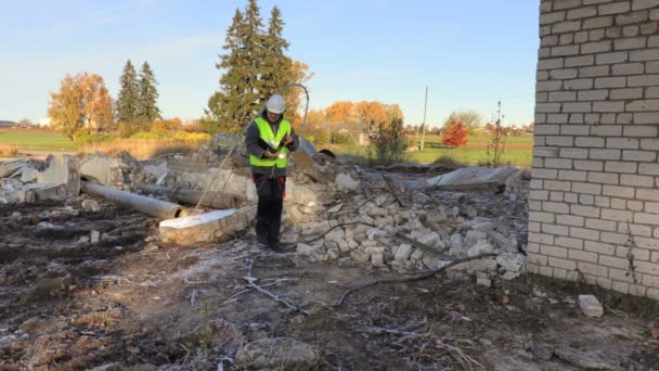 Costruttore Ispezionare Rovine Casa Danneggiata — Video Stock