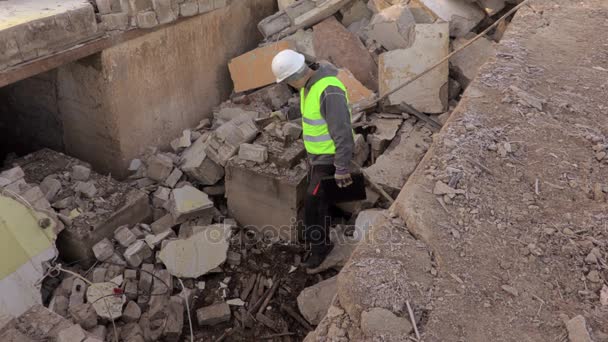 Constructor Revisando Ruinas Del Edificio — Vídeo de stock