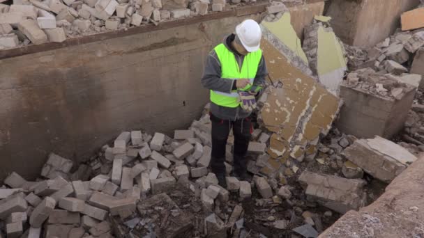 Bauarbeiter Mit Tablet Auf Ziegelruinen — Stockvideo