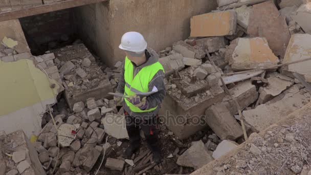 Construtor Falando Sobre Ruínas Casa Danificada — Vídeo de Stock