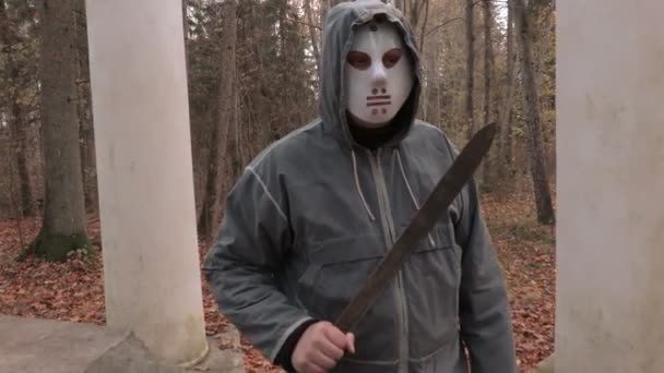 怖いハロウィーンのマスクとマチェーテの男 — ストック動画