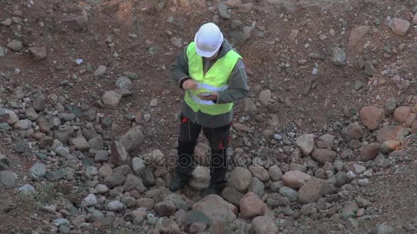 Bauarbeiter Steht Der Grube Und Benutzt Tablette — Stockvideo