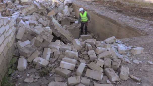 建筑工人在损毁的房屋废墟上拍照 — 图库视频影像