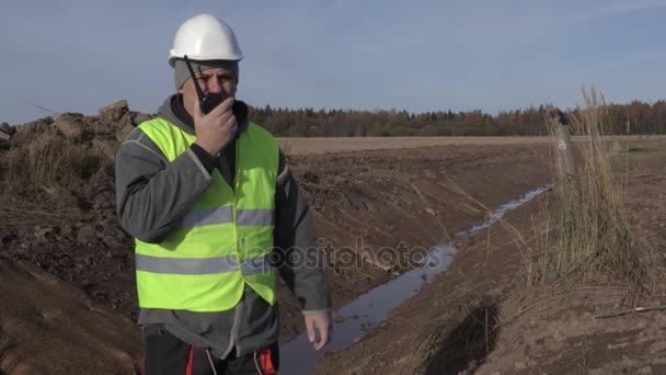 Inženýr Poli Nedaleko Příkopu — Stock video