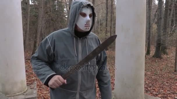 Камера Приближается Человеку Страшной Маске Мачете Хэллоуин — стоковое видео