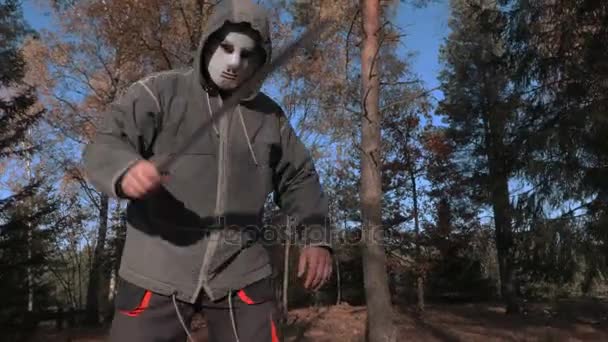 Cámara Centrada Hombre Máscara Halloween Miedo Que Utiliza Machete — Vídeo de stock