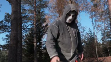  Pala kullanarak korkunç Cadılar Bayramı maskeli adam