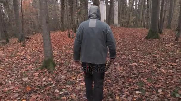 Kamera Folgt Mann Gruseliger Halloween Maske Und Machete — Stockvideo