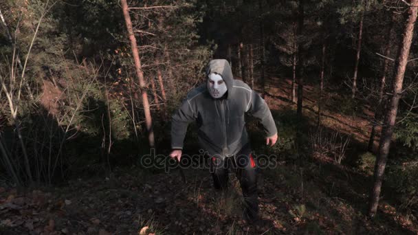 Mann Mit Gruseliger Halloween Maske Und Machete Steigt Auf Den — Stockvideo