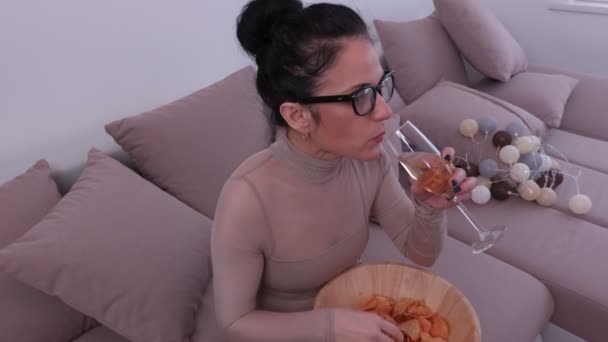 Donna Che Mangia Patatine Beve Champagne — Video Stock