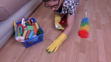 Kadın temizlik kat yakınındaki kanepe