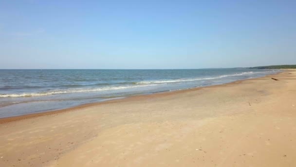 Camera Gaat Van Zandstrand Naar Zee — Stockvideo