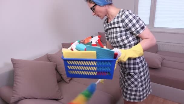 Mulher Limpando Sofá Fazer Uma Pausa — Vídeo de Stock