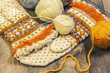 Arka planlar içinde yün eldiven örgü el yapımı