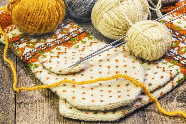 Strickhandschuhe Mit Nadeln Und Wolle — Stockfoto