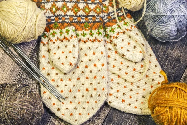 Handgestrickte Handschuhe Mit Nadeln Und Wolle — Stockfoto