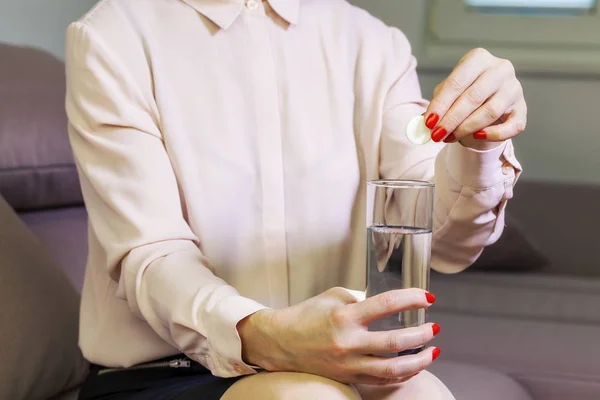 Kvinna Med Ett Piller Och Ett Glas Vatten Soffan — Stockfoto