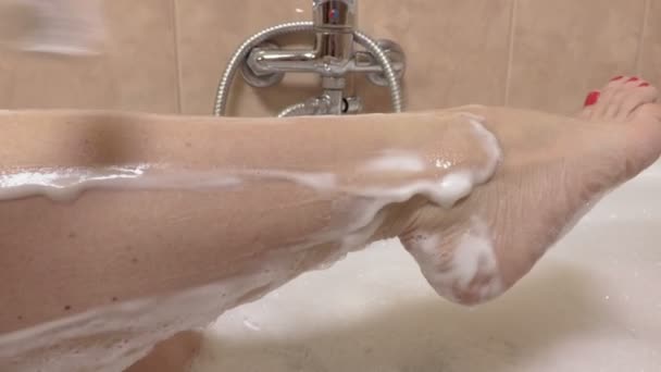 Mulher Sentada Banho Raspando Pernas — Vídeo de Stock