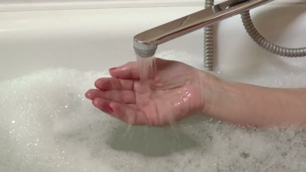 Vrouw Houden Hand Onder Waterstraal — Stockvideo