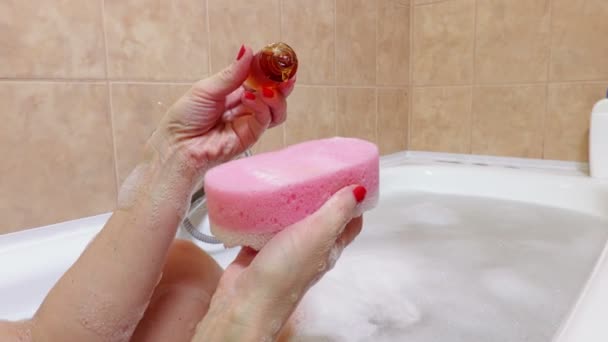 Mulher Banho Com Frasco Shampoo Esponja — Vídeo de Stock