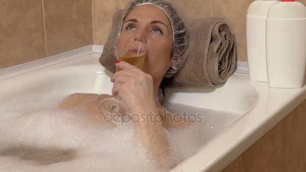 Donna Rilassante Bagno Con Bicchiere Champagne — Video Stock