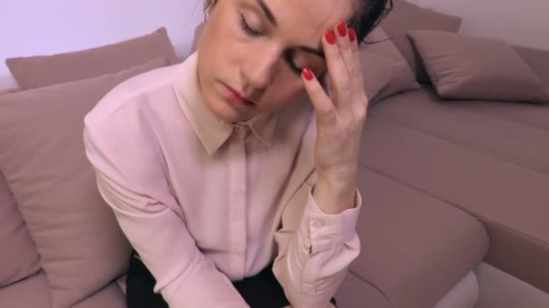 Müde Frau Mit Kopfschmerzen — Stockvideo