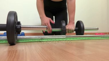 Kadın çıkar ağırlık dambıl