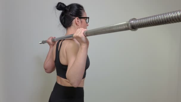 Mujer Haciendo Sentadillas Habitación — Vídeos de Stock