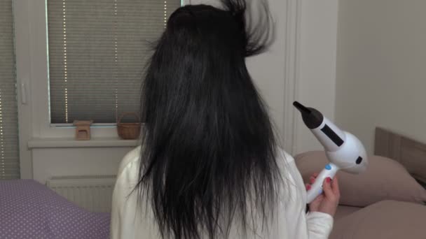 Mulher Com Secador Cabelo Cama — Vídeo de Stock