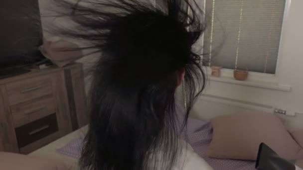 女性は ヘアー ドライヤーで髪を乾燥します — ストック動画