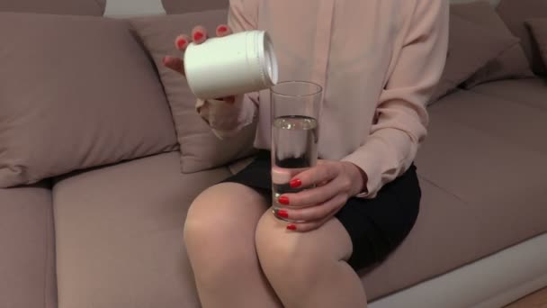 Vrouw Zet Pil Glas Water — Stockvideo