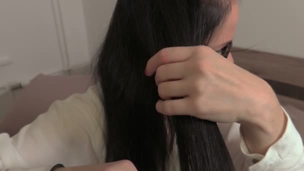 Γυναίκα Ίσιωμα Μαλλιών Στο Δωμάτιο — Αρχείο Βίντεο