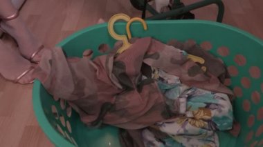 Kamera plastik sepet giysileri ile sonra kadın ile smartphone için ilk odaklanan