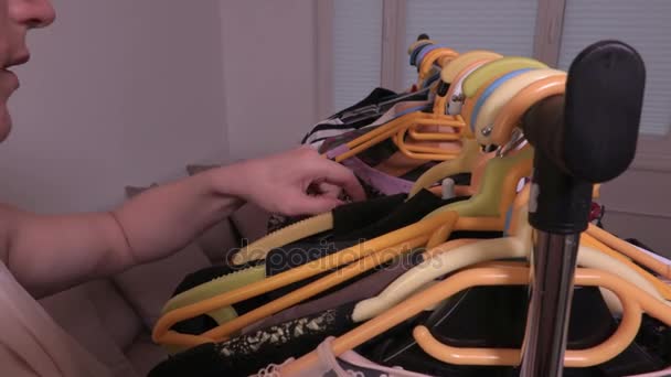Câmera Focada Mão Das Mulheres Perto Rack Com Roupas — Vídeo de Stock