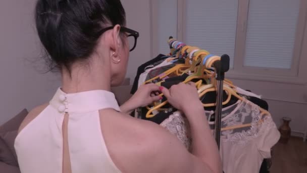 Femme Vérifiant Aléatoirement Les Vêtements Sur Rack — Video