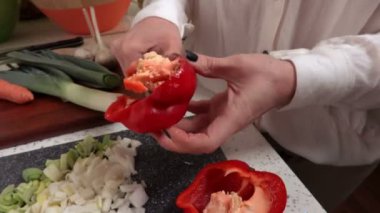 Kadın bir bıçak almak dışarı orta biber ile