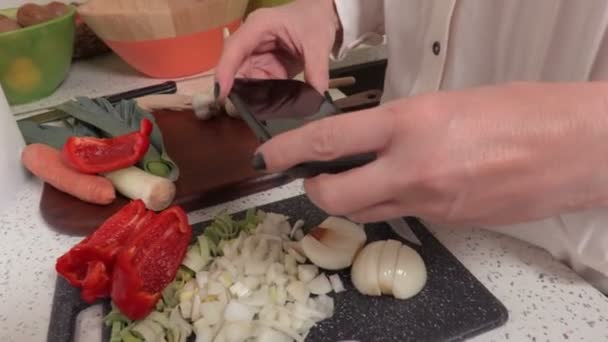 Femme Utilisant Smartphone Près Des Légumes — Video