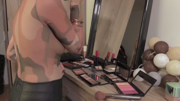 Kobieta Zastosować Makijaż Pobliżu Lustro — Wideo stockowe