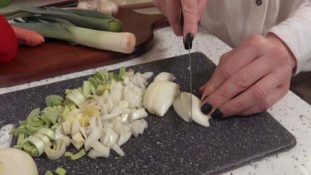 Frau Mit Messer Zerkleinert Die Zwiebel — Stockvideo